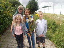 Dzieci pozują do zdjęcia ze swoim bukietem