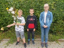 Dzieci pozują do zdjęcia ze swoim bukietem