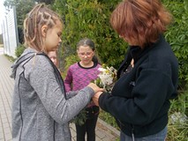 Dzieci pozują do zdjęcia ze swoim bukietem