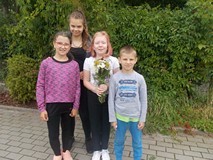 Dzieci pozują do zdjęcia ze swoim bukietem