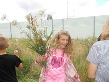 Dziewczynka pozuje do zdjęcia ze swoim bukietem