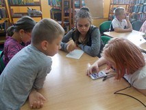 Dzieci pracują w grupach