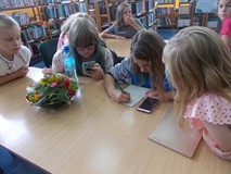 Dzieci pracują w grupach