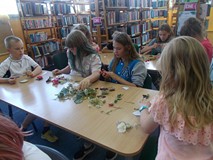 Dzieci wykonują naturalne magnesy