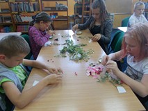 Dzieci wykonują naturalne magnesy