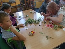 Dzieci wykonują naturalne magnesy