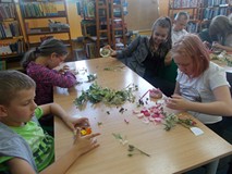 Dzieci wykonują naturalne magnesy