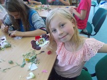 Dziewczynka pozuje do zdjęcia ze swoim magnesem