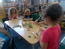 Dzieci wykonują naturalne magnesy