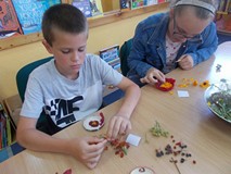 Dzieci wykonują naturalne magnesy