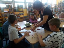 Dzieci wykonują naturalne magnesy