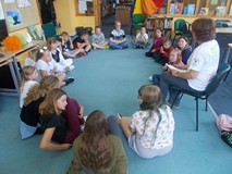 Prowadząca warsztaty opowiada dzieciom o segregowaniu śmieci