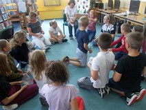 Dzieci siedza w kole podczas wspólnej zabawy