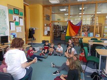 Prowadząca warsztaty rozmawia z dziećmi