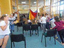 Wspólna zabawa dzieci na krzesełkach