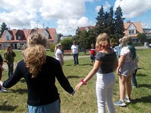 dzieci stoją trzymając się za ręce.