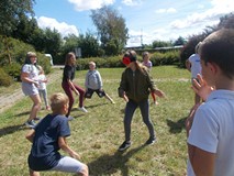 Zabawa ruchowa, podczas której jedno dziecko ma zasłonięte oczy