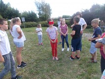 Zabawa ruchowa, podczas której jedno dziecko ma zasłonięte oczy