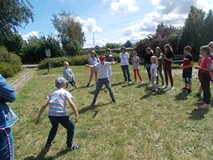 Zabawa ruZabawa ruchowa, podczas której jedno dziecko ma zasłonięte oczy