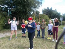 Bibliotekarka z zasłoniętymi oczami bawi się z dziećmi