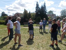 Zabawa ruchowa, podczas której jedno dziecko ma zasłonięte oczy