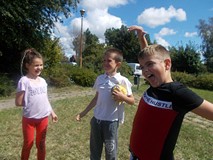 troje dzieci podczas zabawy