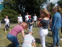 Zabawa ruchowa, podczas której jedno dziecko ma zasłonięte oczy