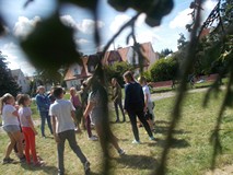 Zabawa ruchowa, podczas której jedno dziecko ma zasłonięte oczy