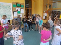 dzieci stoją w kole podczas wspólnej zabawy