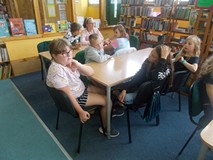 Dzieci siedzą przy stolikach podczas prac w grupach