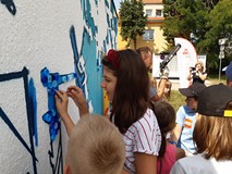 Wspólne tworzenie muralu z koszalińskim artystą Maćkiem Mazurkiewiczem