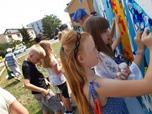 Wspólne tworzenie muralu z koszalińskim artystą Maćkiem Mazurkiewiczem