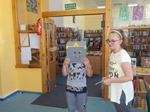 Grupa prezentuje wymyślony przez siebie wynalazek