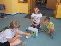 Grupa prezentuje wymyślony przez siebie wynalazek