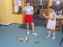 Grupa prezentuje wymyślony przez siebie wynalazek