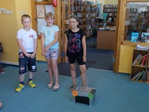 Grupa prezentuje wymyślony przez siebie wynalazek