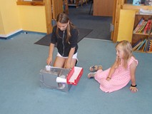 Grupa prezentuje wymyślony przez siebie wynalazek