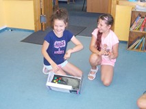 Grupa prezentuje wymyślony przez siebie wynalazek