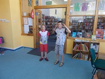 Grupa prezentuje wymyślony przez siebie wynalazek