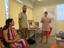 Koordynatorka akcji przedstawia zwycięzców konkursu