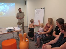 Krzysztof Beznar aktywizuje uczestników do czynnego udziału w spotkaniu