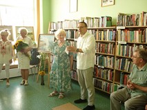 na zdjęciu autorka wystawy pani Ludmiła Rażniak z dyrektorem KBP
