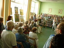 na zdjęciu zebrani goście oglądają obrazy