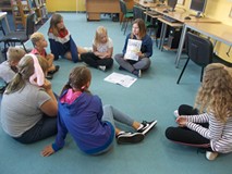 Bibliotekarka pokazuje dzieciom Głos dziecięcy