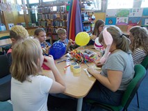 Dzieci ozdabiają balony