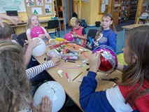 Dzieci ozdabiają balony
