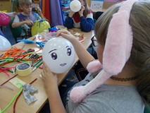 Dzieci ozdabiają balony