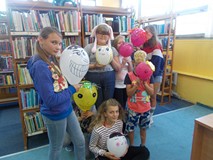Dzieci pozują do zdjęcia z balonami