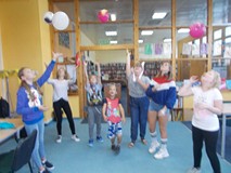 Dzieci podrzucają balony