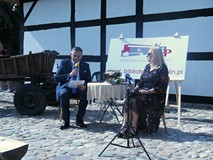Od lewej: Prezydent Koszalina Piotr Jedliński oraz Krystyna Kościńska siedzą przy stoliku podczas Na
